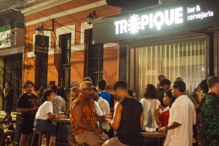 Banda Macumbia comanda noite de cumbia em cervejaria no Centro de Vitória