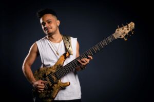Sensação do contrabaixo, Michael Pipoquinha se apresenta com a Vale Música Jazz Band