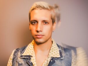 Cantor Ronnie Silveira apresenta show solo no projeto Ensaios, em Vitória