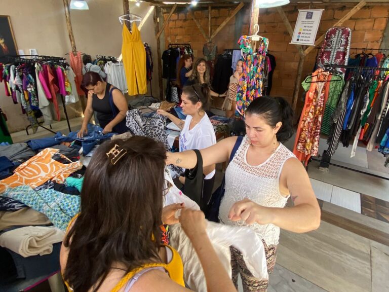 Bazar solidário liquida estoque com peças a partir de R$ 5 neste fim de semana