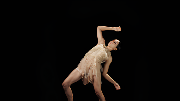 ‘SOMA’ transforma maternidade em dança contemporânea no Theatro Carlos Gomes