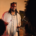 ‘VOZ CRUA’: Jairo Pereira apresenta espetáculo de poesia e performance em Vitória