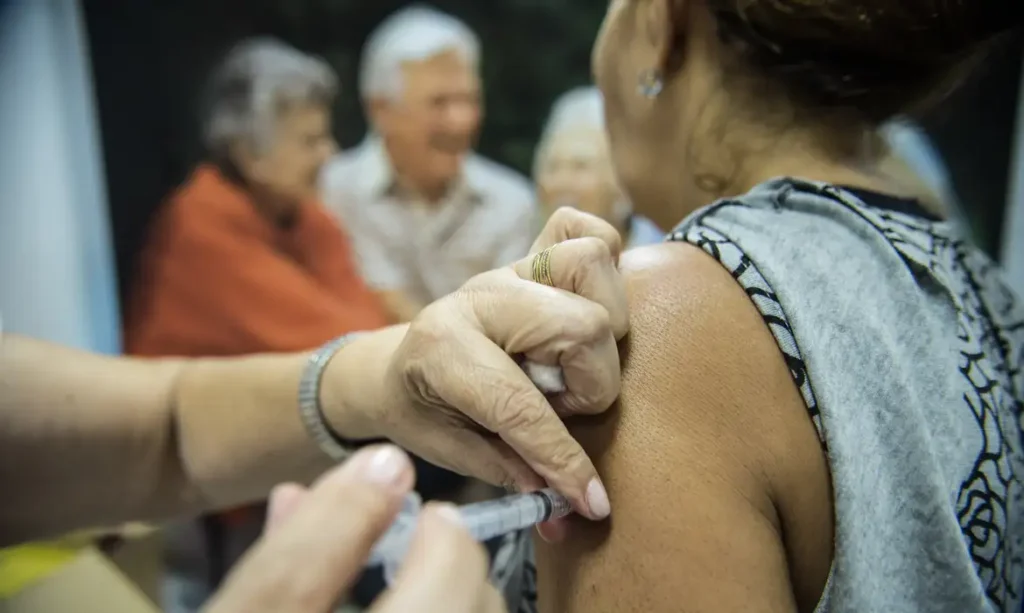 Maioria dos casos graves por gripe no ES é de idosos não vacinados