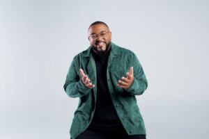 Show de Tiee reúne sucessos da carreira e músicas inéditas em Vitória