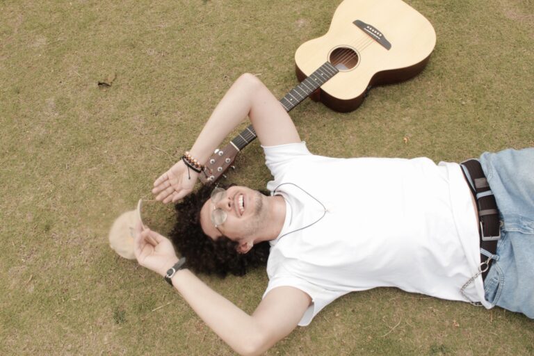 Joaeascoisasnaoessenciais lança novo EP produzido com gravador de fita cassete