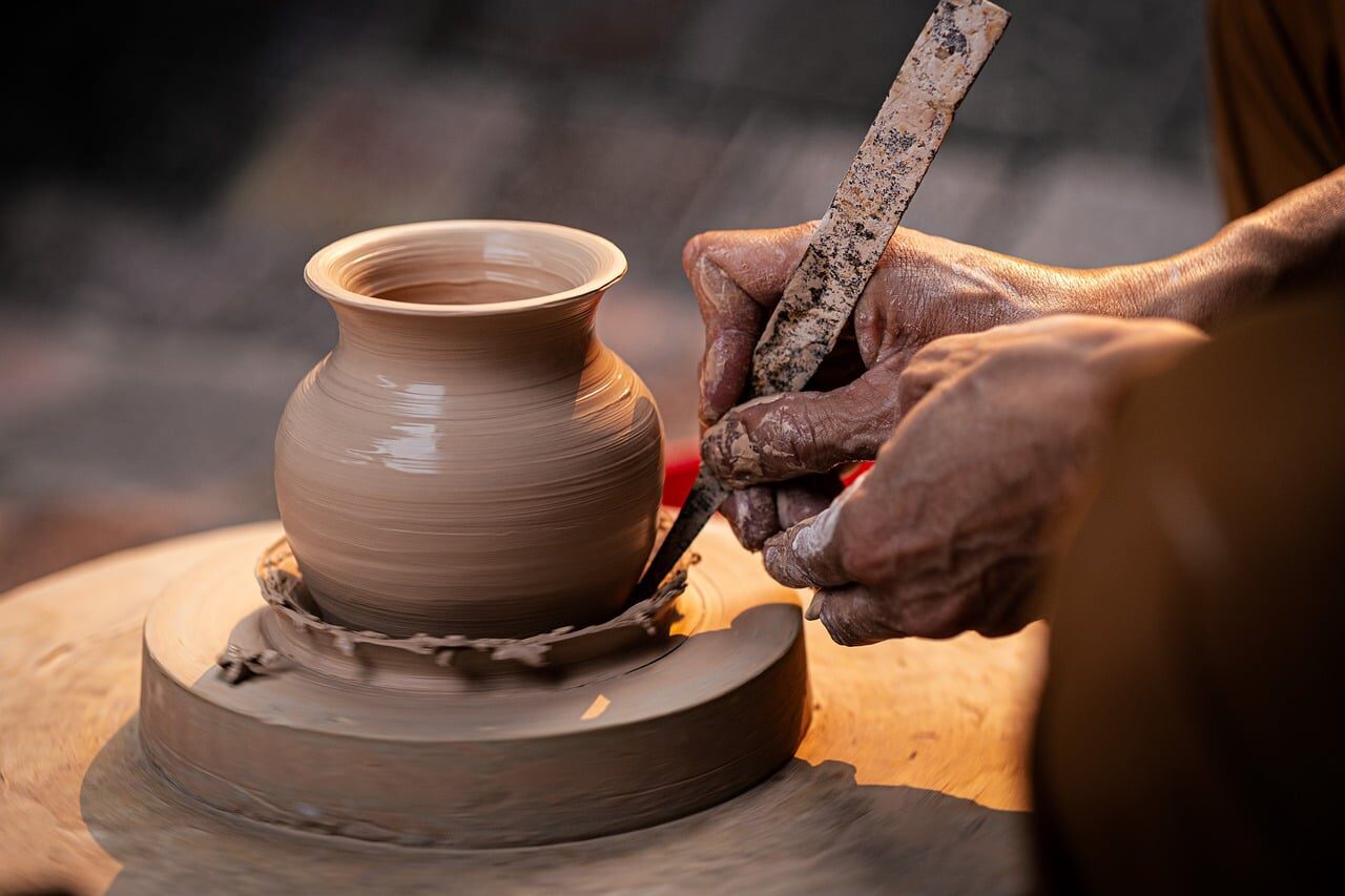Arte em barro ganha exposição inédita com 32 ceramistas em Vitória 5 pottery, handcraft, ceramic vessel, potter's wheel, shape, creative, art, tradition, clay, vietnam, artist, hand, hanoi, creation, culture, craft, touch, simplicity, earthenware jar, artwork