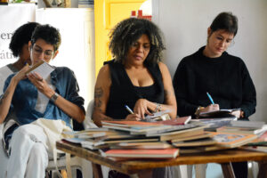 Livro criado em oficina de poesia ganha lançamento gratuito em Vitória