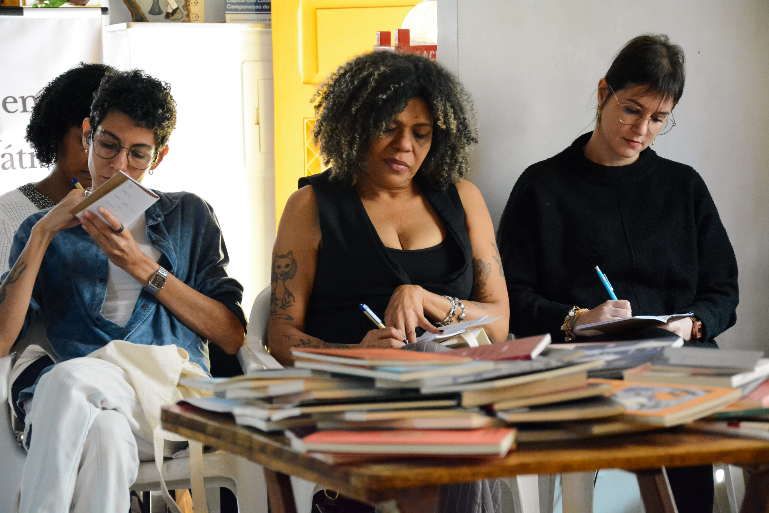 Livro criado em oficina de poesia ganha lançamento gratuito em Vitória 5 DSC 6921 scaled