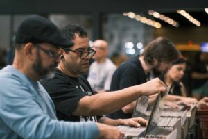 Feira Capixaba do Vinil comemora 1 ano com lançamento de LP e sessão de autógrafos