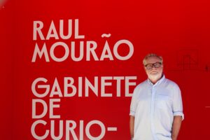 Raul Mourão se despede de exposição com bate-papo na Casa do Governador