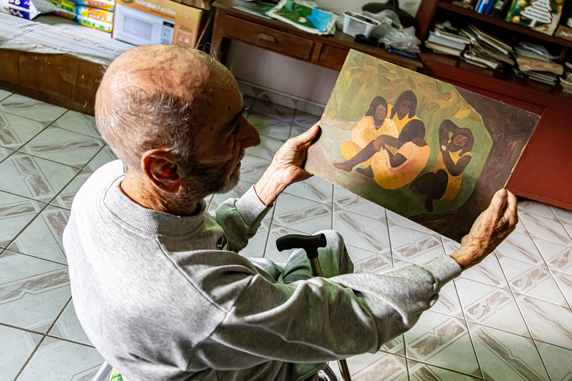 Morre João Henrique Cúrcio Allemand, um dos grandes nomes das artes plásticas do ES 5 Joao Henrique revisita as obras do seu acervo em sua residencia Foto Luan Volpato 2
