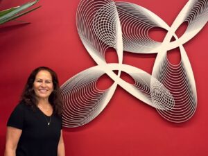 Arte: Flávia Carvalinho retorna após quase 30 anos com a coleção ‘Entrelinhas’