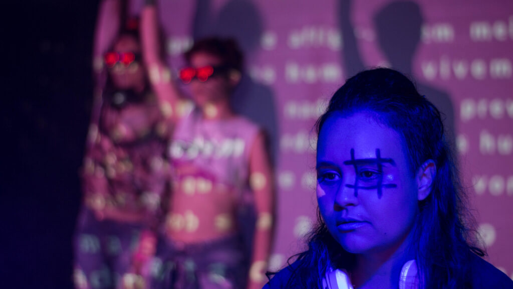 Espetáculo provoca reflexão sobre crises e futuro da humanidade, em Vitória