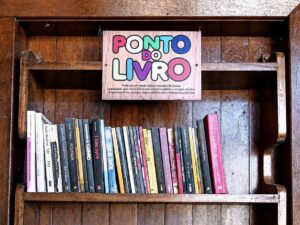 Projeto mantém rede com 5 estantes e incentiva a livre circulação de livros