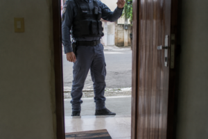 Artigo: A casa é inviolável, pero no mucho