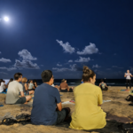 Meditação com yoga na terá edição gratuita na Praia de Camburi, em Vitória