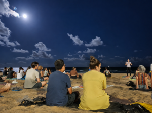 Meditação com yoga na terá edição gratuita na Praia de Camburi, em Vitória