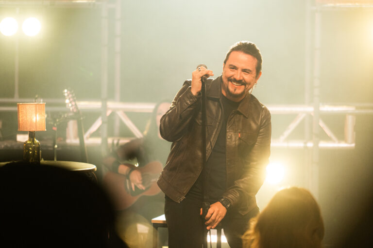 Dino Fonseca leva show com clássicos dos anos 1980 para a Cariacica