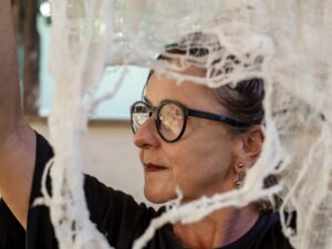 Rosana Paste celebra 40 anos de produção artística com exposição no MAES