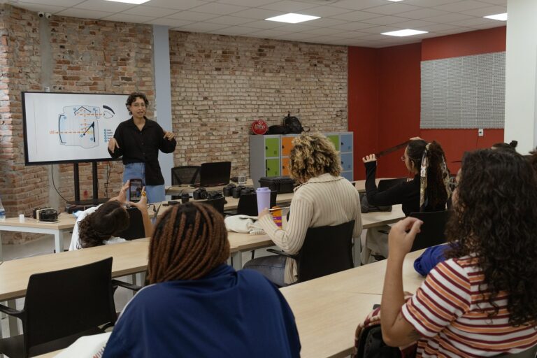 Residência artística em Vitória investiga memória, território e videoarte
