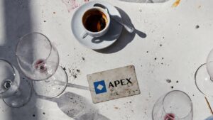 Apex: O silêncio de quem sorria nos eventos