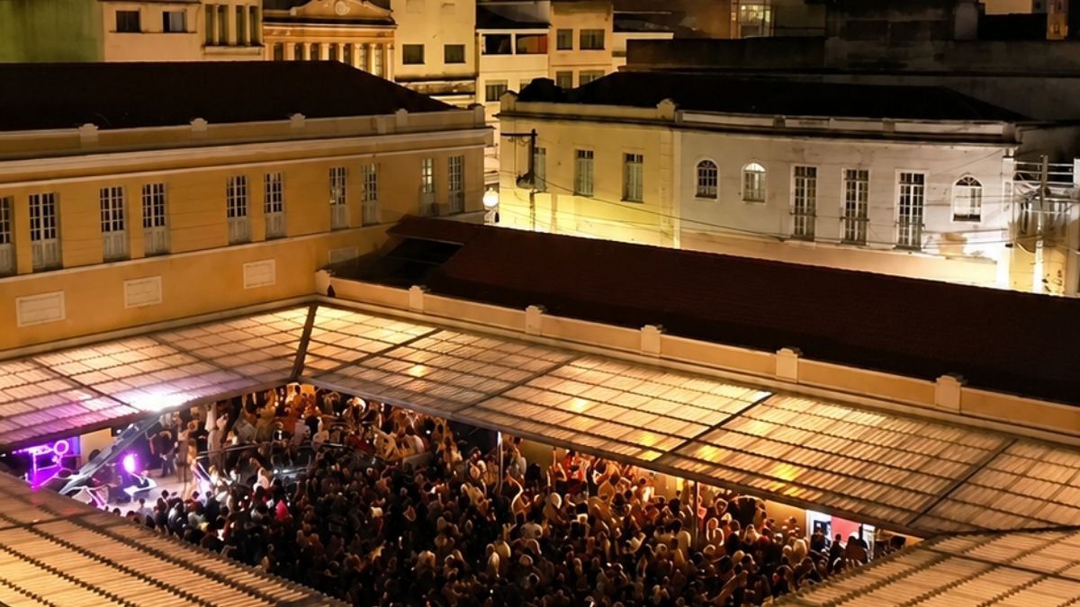 Disco Voador ocupa o Mercado da Capixaba neste sábado (29) com baile ao som do vinil 5 disco voador