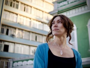 Autora capixaba lança livro sobre identidade e transformações da vida, em Vitória