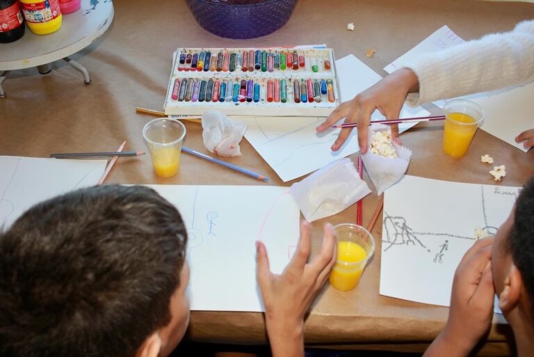 Instituto promove oficina de pintura para crianças para celebrar Cosme e Damião