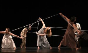 Espetáculo reúne artistas veteranos da dança para discutir etarismo nos palcos