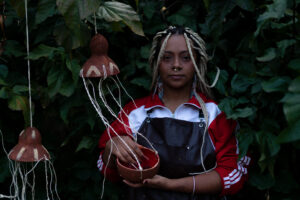 Ione Reis resgata tradições afro-indígena em exposição inédita em Vitória