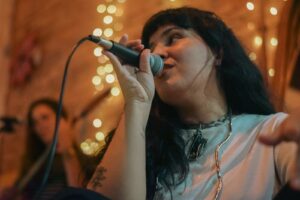 Brenda Nayra apresenta show autoral em Cariacica pelo Projeto Ensaios